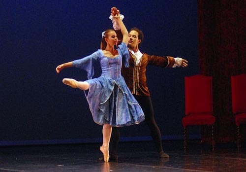 Pauline et Issey dans la Petite Sirène en 2007. Photo Jean-Guy Python